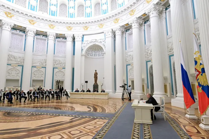 Gigantiske skrivepulter, mange telefoner foran seg og stor avstand til møtedeltagere er blitt varemerker for Vladimir Putin. Gigantiske skrivepulter, mange telefoner foran seg og stor avstand til møtedeltagere er blitt varemerker for Vladimir Putin.