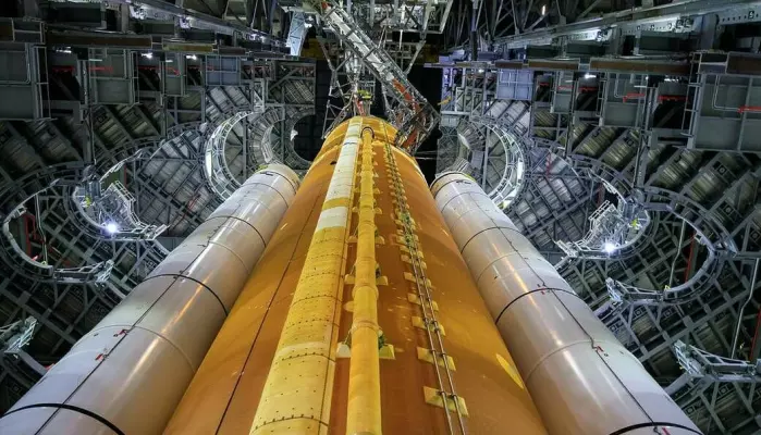 Nærbilde av raketten ved Kennedy Space Center i USA.