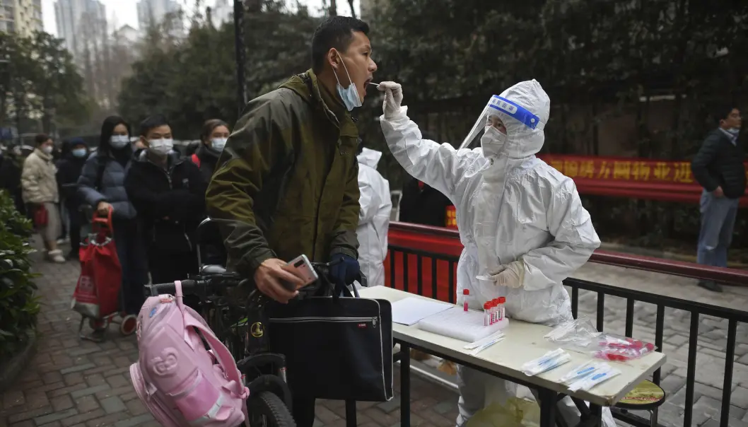 En mann blir testet for koronaviruset i Wuhan, Kina. Nye undersøkelser peker mot et marked i Wuhan som opphavet for koronaviruspandemien. En mann blir testet for koronaviruset i Wuhan, Kina. Nye undersøkelser peker mot et marked i Wuhan som opphavet for koronaviruspandemien.