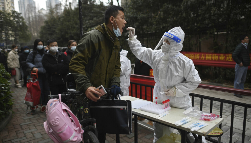 En mann blir testet for koronaviruset i Wuhan, Kina. Nye undersøkelser peker mot et marked i Wuhan som opphavet for koronaviruspandemien.