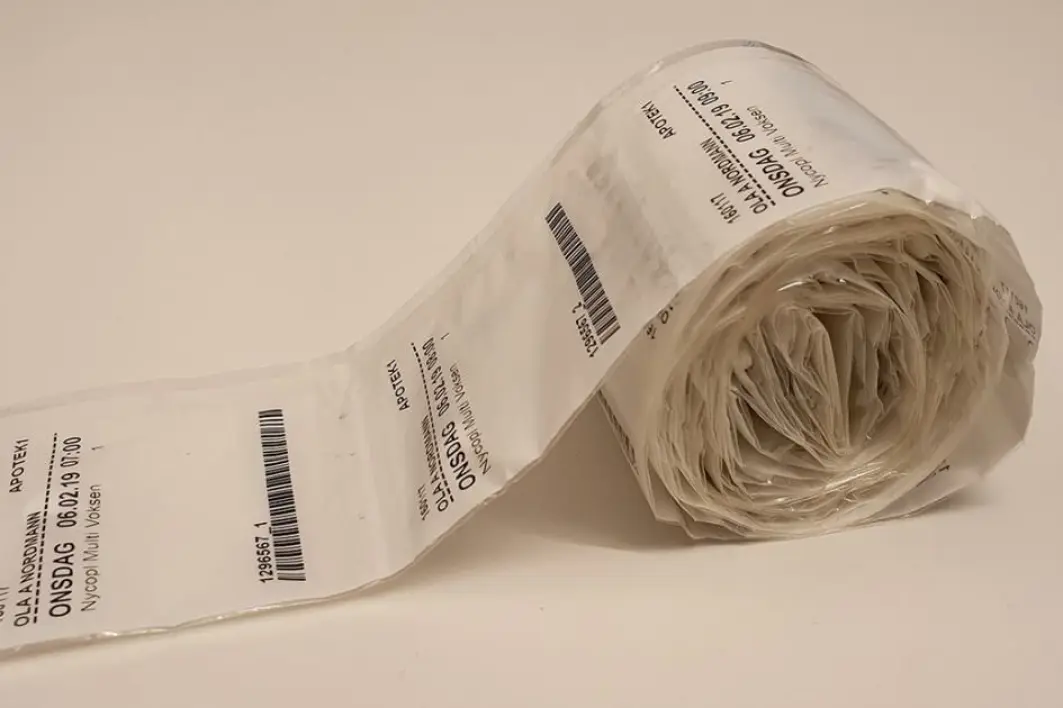 Multidoser er maskinpakka rullar med medisindoser. Kvar pose er merka med dato og eit klokkeslett for når medisinen skal takast. Multidoser er maskinpakka rullar med medisindoser. Kvar pose er merka med dato og eit klokkeslett for når medisinen skal takast.