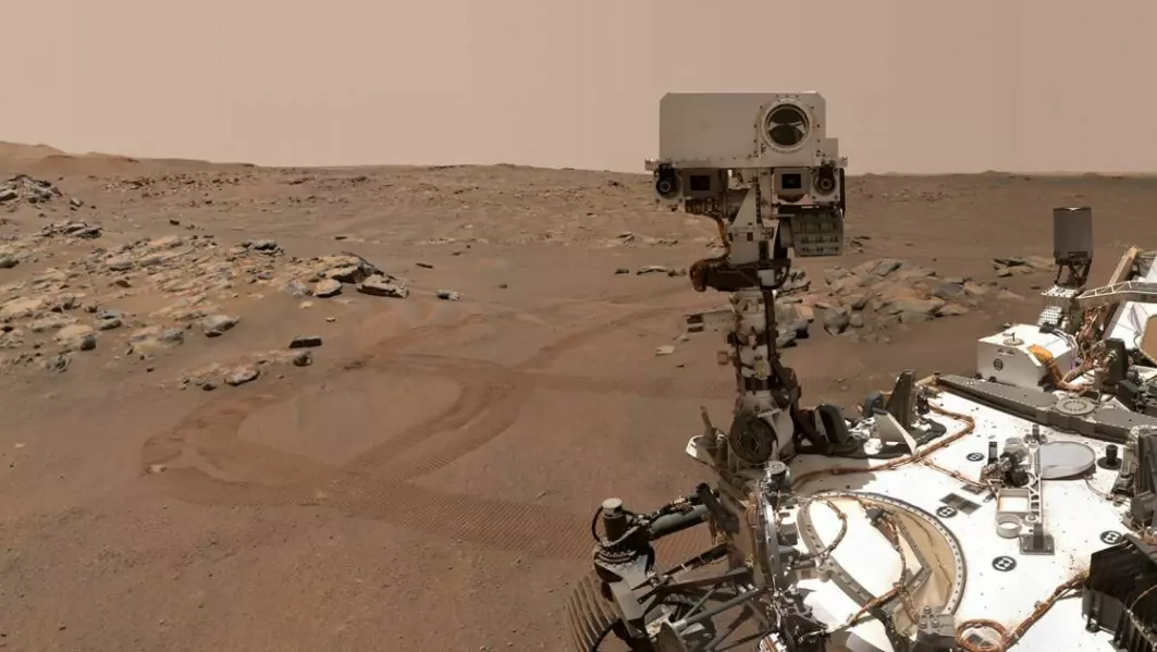 Selfie av roveren «Perseverance» fra september 2021 og som viser landskapet på Mars.