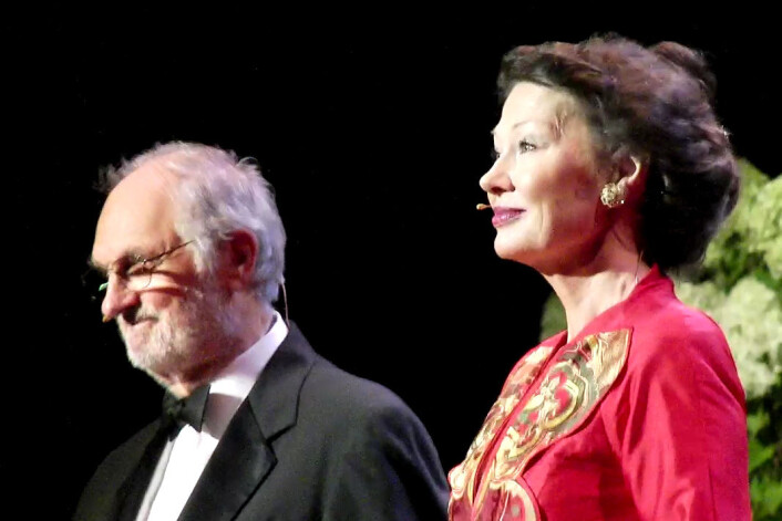 Alan Alda og Åse Kleveland var konferansierer på utdelingen av Kavliprisen 2010 i Konserthuset i Oslo. Alan Alda og Åse Kleveland var konferansierer på utdelingen av Kavliprisen 2010 i Konserthuset i Oslo.