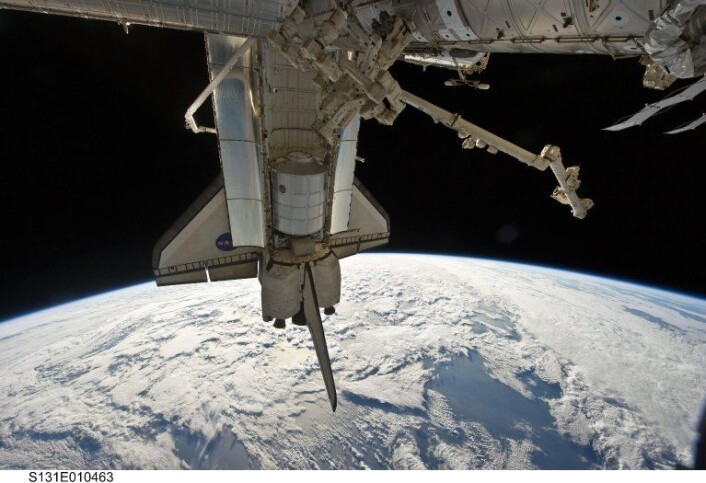 "En romferge besøker den internasjonale romstasjonen. (Foto: NASA)" "En romferge besøker den internasjonale romstasjonen. (Foto: NASA)"