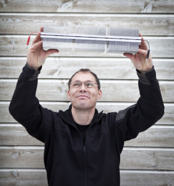 Jan Kåre Bording viser fram den nye varmepumpa. Nyvinningen er mykje meir miljøvennleg enn dei som er i bruk i dag. (Foto: Elisabeth Tønnessen) Jan Kåre Bording viser fram den nye varmepumpa. Nyvinningen er mykje meir miljøvennleg enn dei som er i bruk i dag. (Foto: Elisabeth Tønnessen)