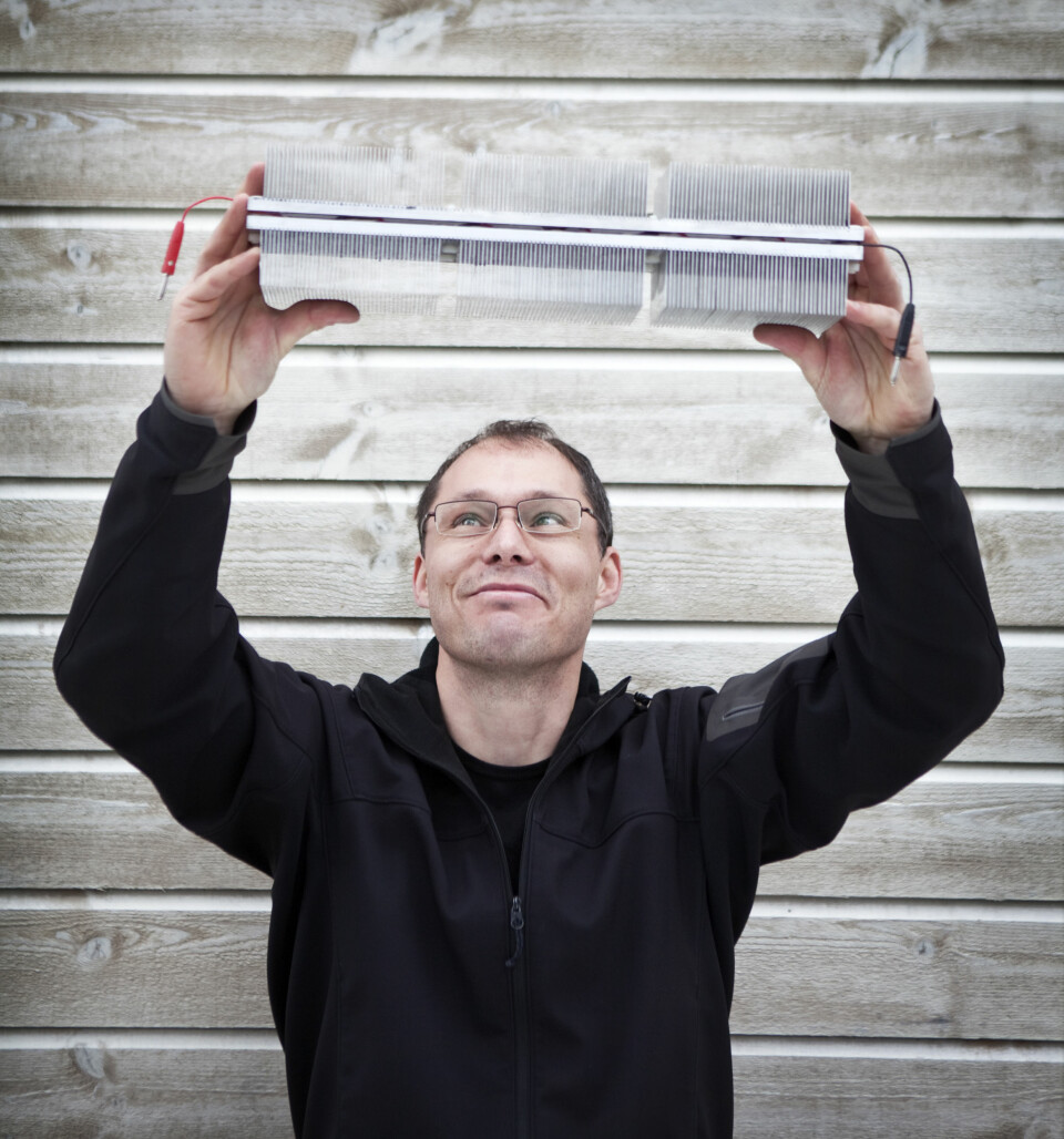 Jan Kåre Bording viser fram den nye varmepumpa. Nyvinningen er mykje meir miljøvennleg enn dei som er i bruk i dag. (Foto: Elisabeth Tønnessen)