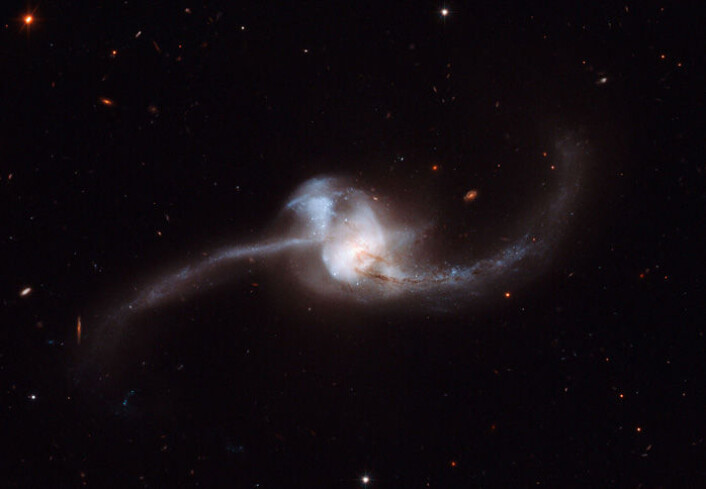To galakser krasjer sammen i stjernebildet Krepsen. (Foto: NASA/ESA Hubble Space Telescope) To galakser krasjer sammen i stjernebildet Krepsen. (Foto: NASA/ESA Hubble Space Telescope)