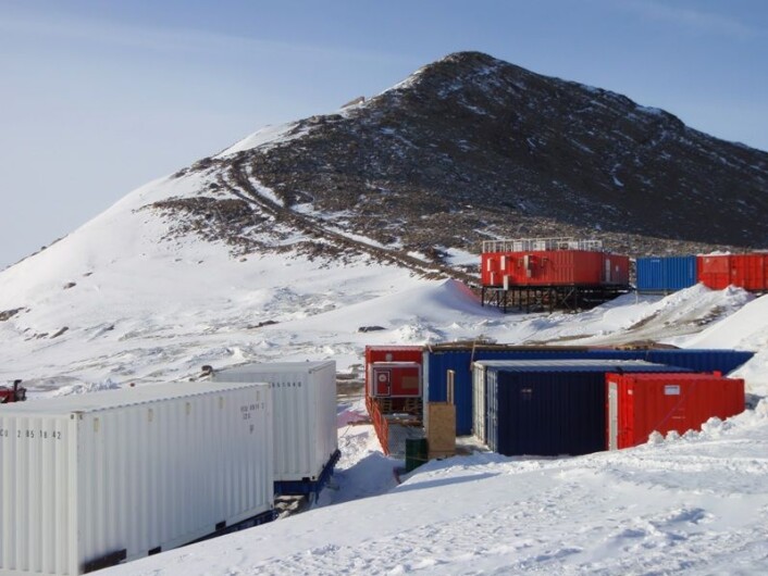 Det er mange containere med utstyr på den norske utposten i Antarktis, og det er ingen tvil om hvilke land de kommer fra. (Foto: Lars H. Smedsrud) Det er mange containere med utstyr på den norske utposten i Antarktis, og det er ingen tvil om hvilke land de kommer fra. (Foto: Lars H. Smedsrud)