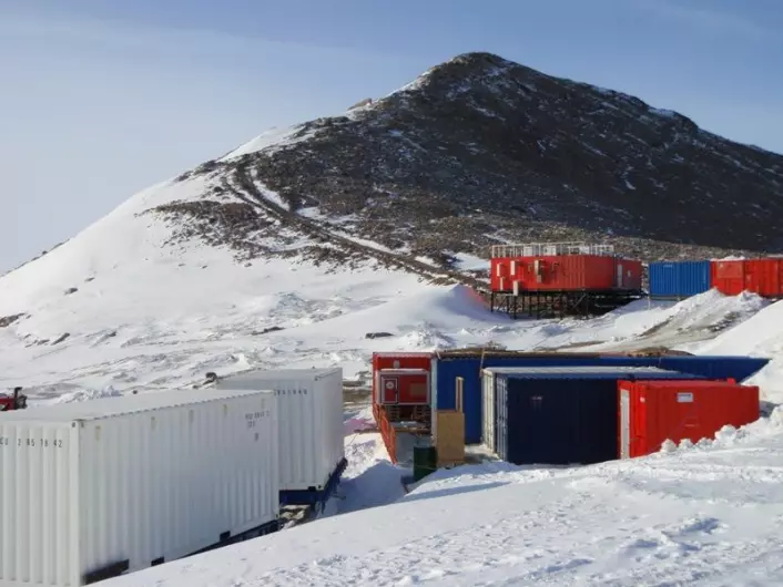 Det er mange containere med utstyr på den norske utposten i Antarktis, og det er ingen tvil om hvilke land de kommer fra. (Foto: Lars H. Smedsrud)
