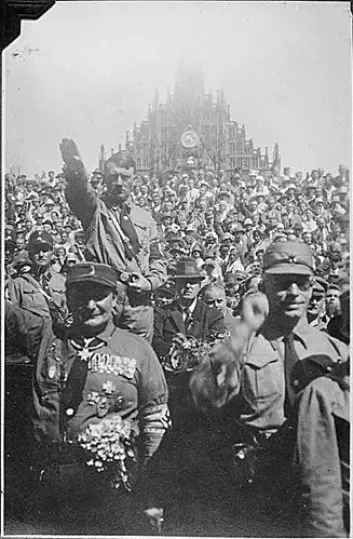 Totalitære ideologier som nazismen og stalinismen kan bare oppstå i moderne samfunn, ifølge professor Hans-Jørgen Schanz. Her sees en marsj fra 1941. (Foto: Wikimedia Commons)