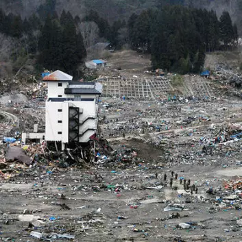 Et japansk letemannskap søker gjennom ruiner i Wakuya 15. mars. Jordskjelvet og tsunamien lot ikke mye stå igjen. (Foto: U. S. Navy/Alexander Tidd)