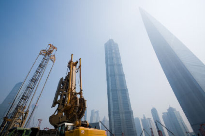 "I 2006 gikk Kina forbi USA og ble verdens største CO2-forurenser. Til høyre kan du se Jin Mao Tower, som med sine 492 meter er den høyeste bygningen i Shanghais finansdistrikt. (Foto: iStockphoto)" "I 2006 gikk Kina forbi USA og ble verdens største CO2-forurenser. Til høyre kan du se Jin Mao Tower, som med sine 492 meter er den høyeste bygningen i Shanghais finansdistrikt. (Foto: iStockphoto)"