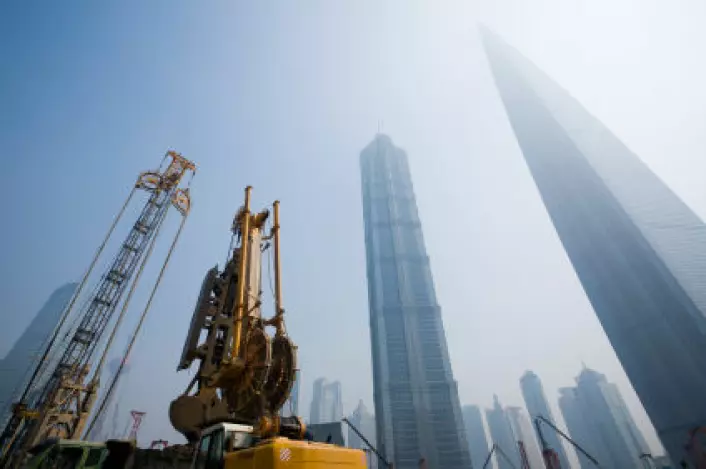 "I 2006 gikk Kina forbi USA og ble verdens største CO2-forurenser. Til høyre kan du se Jin Mao Tower, som med sine 492 meter er den høyeste bygningen i Shanghais finansdistrikt. (Foto: iStockphoto)"