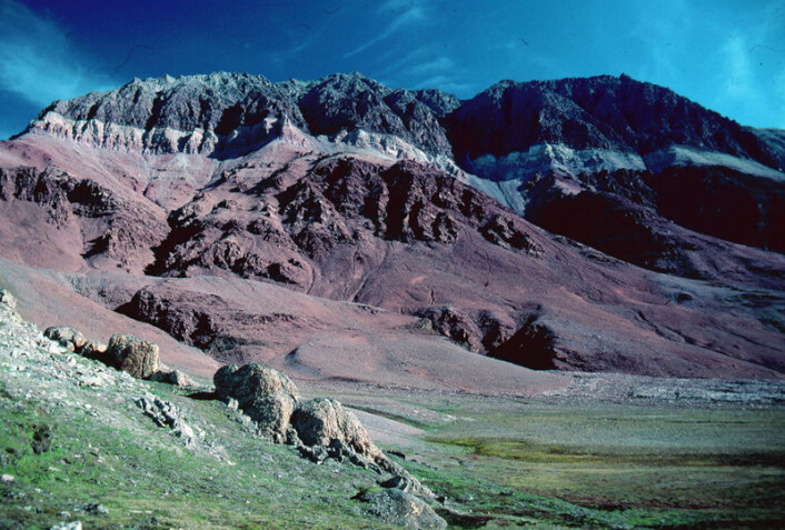 Moskusokselandet er en fjellkjede på Grønland. Ny 3D-teknologi kan hjelpe geologier med å finne fram til råstoffer i fjell som disse. (Foto: Uffe Wilken) Moskusokselandet er en fjellkjede på Grønland. Ny 3D-teknologi kan hjelpe geologier med å finne fram til råstoffer i fjell som disse. (Foto: Uffe Wilken)