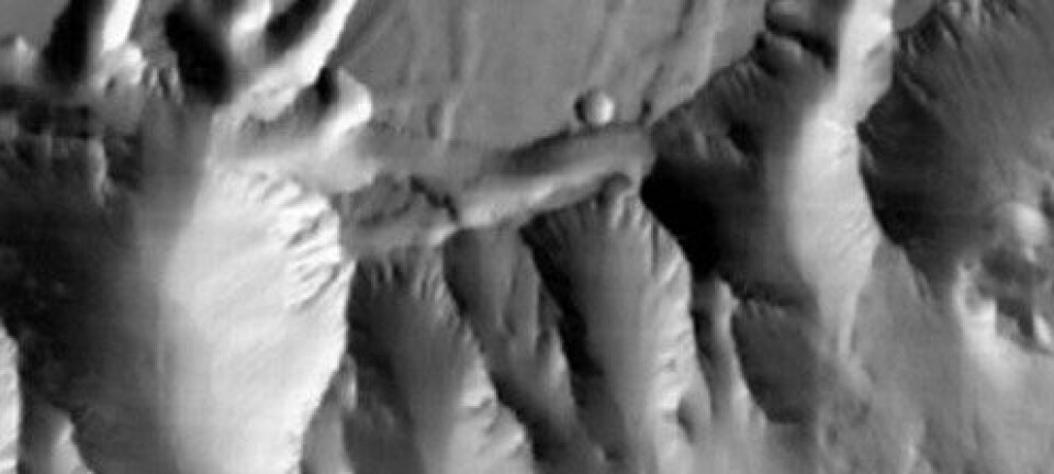 Dette bildet viser et 140 kilometer langt utsnitt av det såkalte Valles Marineris Canyon-systemet. Jordskred kan sees ned til en oppløsning på 100 meter per piksel. (Foto: NASA/JPL-Caltech/Arizona State University)