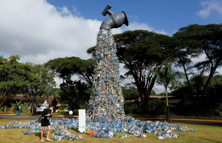 Denne plast-skulpturen var plassert ved møtestedet. Flaskene kommer fra en bydel i Nairobi i Kenya. "Skru av plast-krana" heter verket som ble laget av Benjamin von Wong fra Canada.