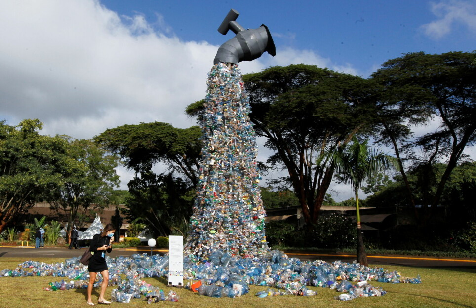 Denne plast-skulpturen var plassert ved møtestedet. Flaskene kommer fra en bydel i Nairobi i Kenya. 'Skru av plast-krana' heter verket som ble laget av Benjamin von Wong fra Canada.