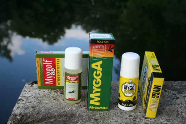 Et utvalg myggmidler i salg i Norge som inneholder stoffet Deet. Franske forskere stiller spørsmålstegn ved om Deet er trygg å bruke. (Foto: Asle Rønning)