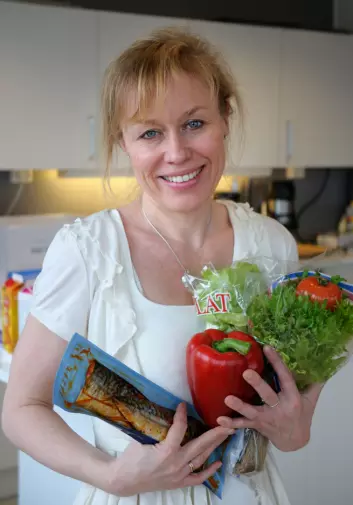 Seniorforsker Annechen Bugge ved SIFO skrev doktorgraden sin om nordmenns middagsvaner. Nå vil hun forske på hvordan man får nordmenn til å spise mer fisk og grønt.
