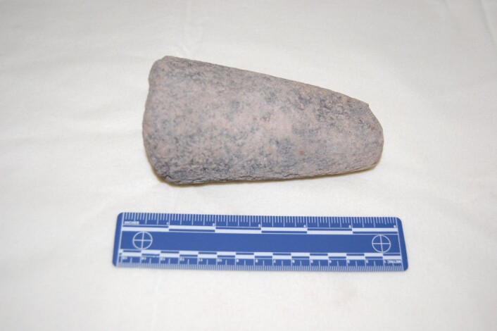 "Denne delen av en forhistorisk morter ble funnet murt inn i fyringsanlegget i drivhuset, og arkeologene mener det er en amulett som ble plassert der av slavene for å holde onde ånder borte. (Foto: UMD)" "Denne delen av en forhistorisk morter ble funnet murt inn i fyringsanlegget i drivhuset, og arkeologene mener det er en amulett som ble plassert der av slavene for å holde onde ånder borte. (Foto: UMD)"