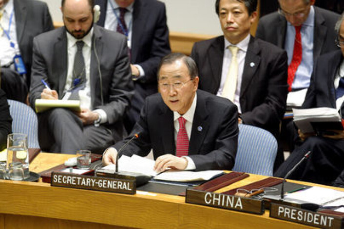 FNs generalsekretær Ban Ki-moon briefa Tryggingsrådet om situasjonen i Libya 24. mars 2011. Ei veke etter at Tryggingsrådet autoriserte å bruke alle naudsynte midlar for å beskytte sivilbefolkninga i Libya, sa han at rask og besluttsom handling fra verdenssamfunnet er avgjerande, sett i lys av bekymringane om brot på menneskerettane i landet. (Foto: FN/Devra Berkowitz) FNs generalsekretær Ban Ki-moon briefa Tryggingsrådet om situasjonen i Libya 24. mars 2011. Ei veke etter at Tryggingsrådet autoriserte å bruke alle naudsynte midlar for å beskytte sivilbefolkninga i Libya, sa han at rask og besluttsom handling fra verdenssamfunnet er avgjerande, sett i lys av bekymringane om brot på menneskerettane i landet. (Foto: FN/Devra Berkowitz)
