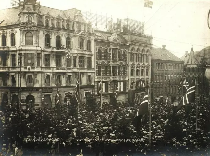 The plebiscite on dissolving the union with Sweden was held in Norway on 13 August 1905. This photo shows the Torvalmenningen in central Bergen, later destroyed in the Great Fire of 1916.