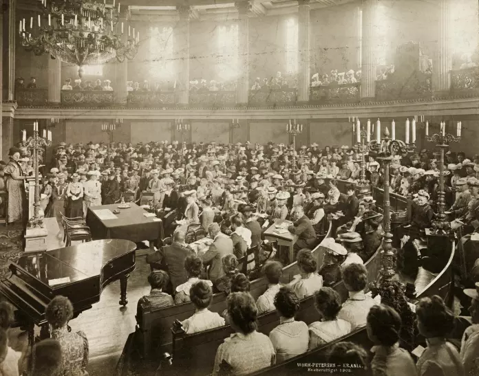 Fredrikke Marie Qvam gives a speech in 1902 at the University of Oslo.