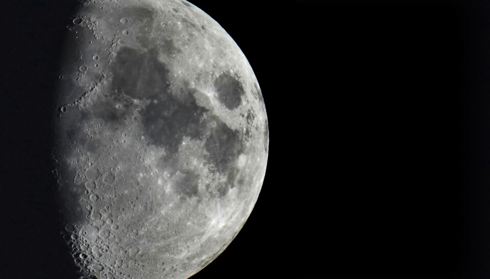 Fredag vil månen trolig bli truffet av rundt tre tonn romsøppel, krasjet vil gi månen et nytt stort krater.