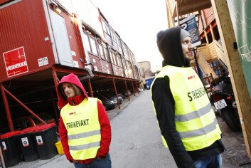 Morten Jensen (t.v.) og Kristoffer Hansen fra Veidekke var streikevakter i Teatergata i Oslo tirsdag denne uken. Rundt 19.000 ansatte gikk ut i streik etter at meklingen mellom Fellesforbundet og Byggenæringens Landsforening ikke førte fram. (Foto: Erlend Aas/Scanpix) Morten Jensen (t.v.) og Kristoffer Hansen fra Veidekke var streikevakter i Teatergata i Oslo tirsdag denne uken. Rundt 19.000 ansatte gikk ut i streik etter at meklingen mellom Fellesforbundet og Byggenæringens Landsforening ikke førte fram. (Foto: Erlend Aas/Scanpix)