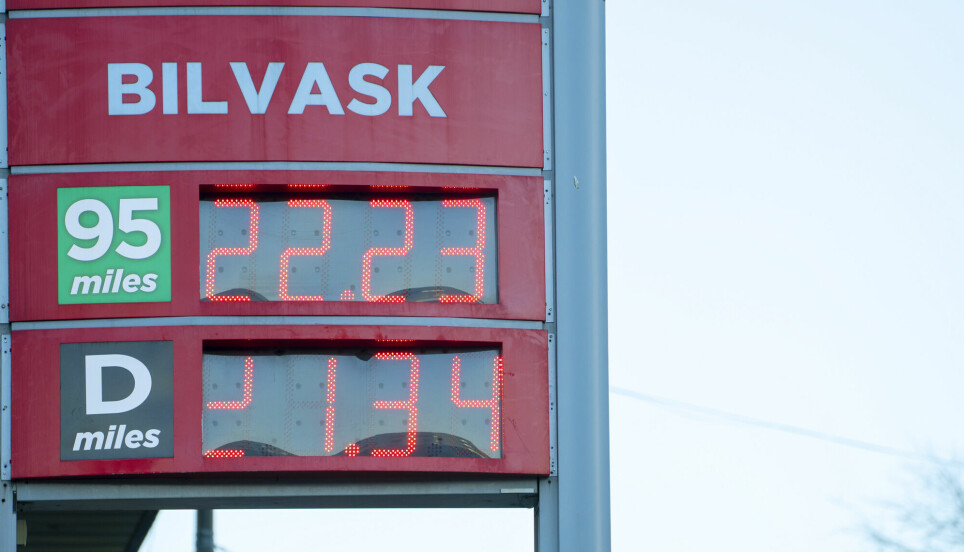 I Norge er karbonskatten på 750 kroner per tonn, men den skal opp til 2000 kroner per tonn innen 2030. Denne avgiften er bare en liten del av det som påvirker bensin- og dieselprisene i Norge.