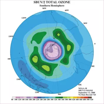 Denne figuren viser hvor ozonlaget er tynnest på den sørlige halvkule. Det lys lilla feltet over Sørpolen indikerer hvor ozonlaget er aller tynnest. (Illustrasjon: NOAA)