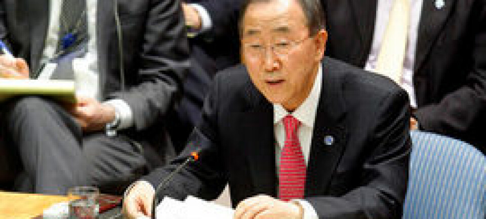 FNs generalsekretær Ban Ki-moon briefet Sikkerhetsrådet om situasjonen i Libya 24. mars 2011. En uke etter at Sikkerhetsrådet autoriserte å bruke alle nødvendige midler for å beskytte Libyas sivilbefolkning, sa han at rask og besluttsom handling fra verdenssamfunnet er avgjørende, sett i lys av bekymringene om brudd på menneskerettigheter i landet. (Foto: FN/Devra Berkowitz)