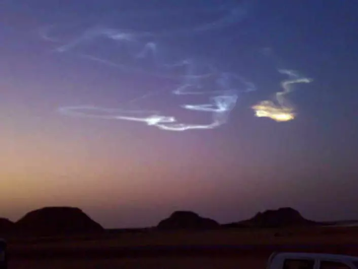 Sporene etter meteoren 2008 TC3 på himmelen over den Nubiske ørkenen i Sudan, tatt med mobiltelefon. (Foto: Shaddad)