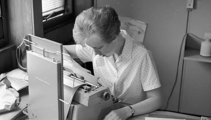 Kvinner kom mye mer med i arbeidslivet. Denne sekretæren jobbet ved NVE i 1966.
