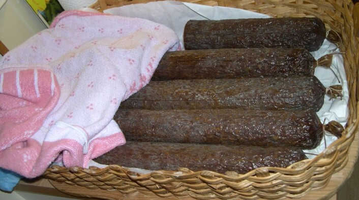 Spekepølse av geit og sau produsert etter gammel metode med lange tradisjoner. (Foto: Elin Bekvik Sunde) Spekepølse av geit og sau produsert etter gammel metode med lange tradisjoner. (Foto: Elin Bekvik Sunde)