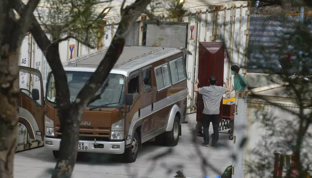 Helsepersonell i Hongkong flytter døde personer fra et likhus og inn i en bil for å frakte dem til begravelsesbyråer. Antall koronarelaterte dødsfall har nå passert 6 millioner på verdensbasis.