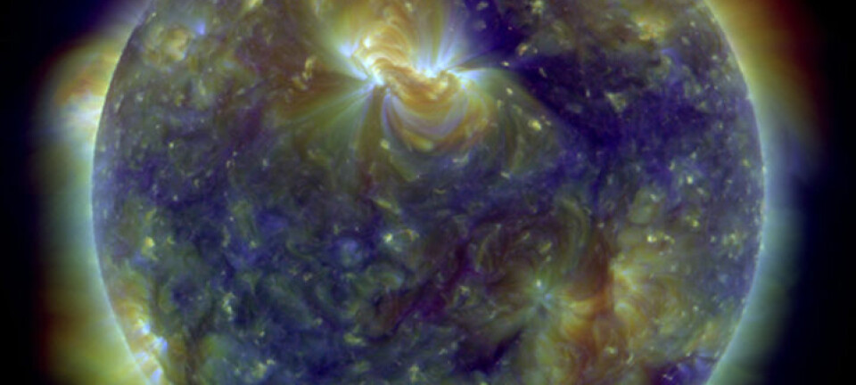 Bilde av sola tatt med Solar Dynamics Observatory. Bildet ble også brukt som forsidebilde i tidsskriftet Science 7.januar 2011. Farger representerer gass med forskjellig temperatur: 800.000 grader (blå), 1.3 millioner grader (grønn) og 2 millioner grader (rød). (Foto: NASA)