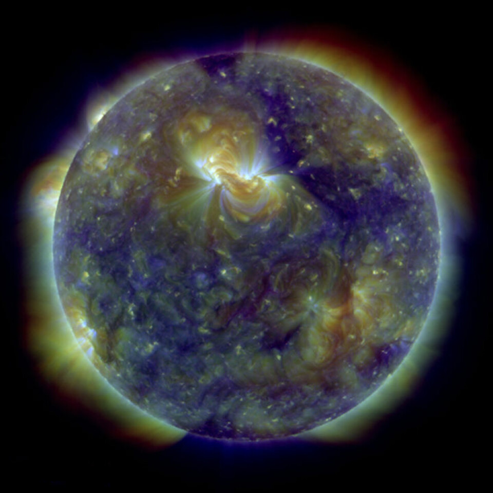 Bilde av sola tatt med Solar Dynamics Observatory. Bildet ble også brukt som forsidebilde i tidsskriftet Science 7.januar 2011. Farger representerer gass med forskjellig temperatur: 800.000 grader (blå), 1.3 millioner grader (grønn) og 2 millioner grader (rød). (Foto: NASA)