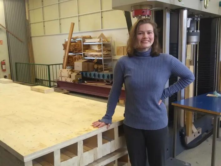 Kristina Bringedal Gedde med egenkonstruerte tredekker av returtre. Kristina Bringedal Gedde med egenkonstruerte tredekker av returtre.