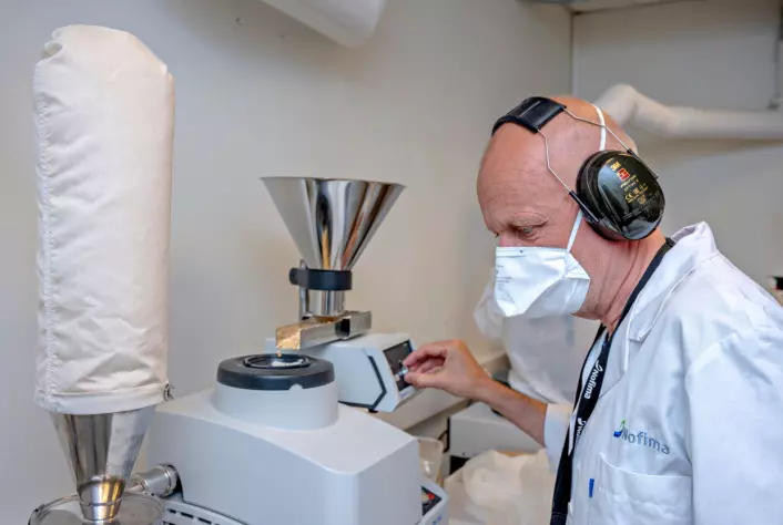 Seniorforsker Svein Halvor Knutsen justerer innstillingen på hammermøllen for å få passe store partikler av kjernede åkerbønner.