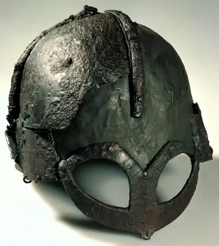 Hjelmen fra Gjermundbu på Ringerike er del av den rikeste vikinggraven som er blitt funnet i Norge til nå. Gjermundbuhjelmen har ikke horn, men er likevel fryktinngytende. Hjelmen kan ha blitt lagd en gang mellom årene 950 og 975. En slags brille beskytter ansiktet. Du kan se hjelmen hos Historisk museum i Oslo