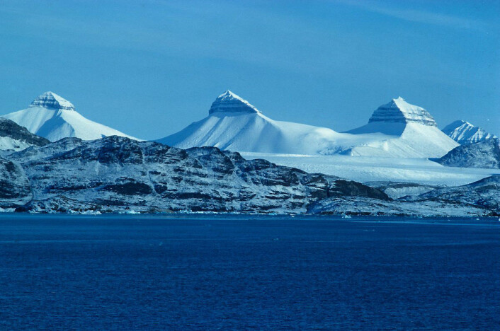 "Forskerne ser på Kongsfjorden som et mikrokosmos av hva som skjer med det arktiske økosystemet når temperaturen stiger og andelen atlantiske vann øker. (Foto: Thor S. Larsen, Norsk Polarinstitutt)" "Forskerne ser på Kongsfjorden som et mikrokosmos av hva som skjer med det arktiske økosystemet når temperaturen stiger og andelen atlantiske vann øker. (Foto: Thor S. Larsen, Norsk Polarinstitutt)"