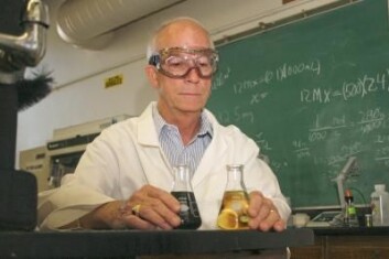 Kjemiker Joe Vinson tester fullkorn for antioksidanter. (Foto: University of Scranton/Stan Zygmunt) Kjemiker Joe Vinson tester fullkorn for antioksidanter. (Foto: University of Scranton/Stan Zygmunt)