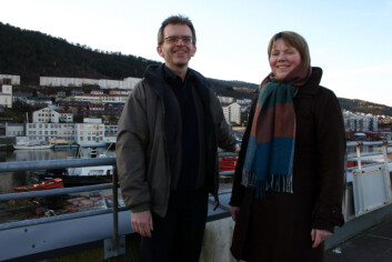 Forskningsdirektør Svein Winther ved Unifob miljøforskning og forsker Anne A. Hageberg ved Christian Michelsen Research. (Foto: Olav Røli/På Høyden) Forskningsdirektør Svein Winther ved Unifob miljøforskning og forsker Anne A. Hageberg ved Christian Michelsen Research. (Foto: Olav Røli/På Høyden)