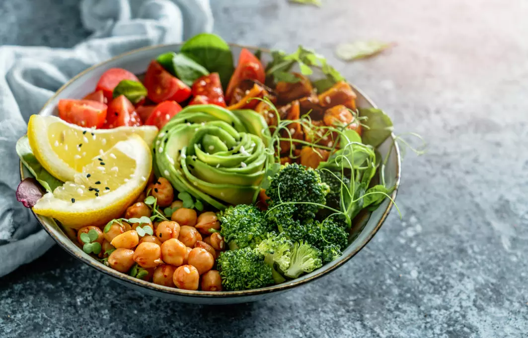 Kvinner og menn som sjelden eller aldri spiser kjøtt, har lavere risiko for tarmkreft, brystkreft og prostatakreft. Bildet viser en salat med kikerter, avokado, søtpotet, brokkoli og tomat.