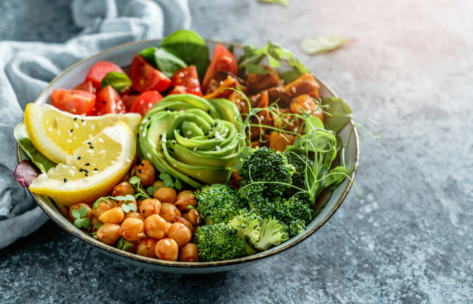 Kvinner og menn som sjelden eller aldri spiser kjøtt, har lavere risiko for tarmkreft, brystkreft og prostatakreft. Bildet viser en salat med kikerter, avokado, søtpotet, brokkoli og tomat.