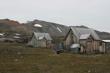 Gjenstående bygninger etter marmorbruddet i Ny-London på Blomstrandhalvøya i Kongsfjorden. Hele anlegget er automatisk fredet. Svært mange fredete bygninger på Svalbard står helt nede på bakken, ofte med en liten jordvoll opp mot ytterveggen for å beskytte mot trekk. Dette gir ofte svært kraftig fuktbelastning over sommersesongen. (Foto: Anne-Cathrine Flyen) Gjenstående bygninger etter marmorbruddet i Ny-London på Blomstrandhalvøya i Kongsfjorden. Hele anlegget er automatisk fredet. Svært mange fredete bygninger på Svalbard står helt nede på bakken, ofte med en liten jordvoll opp mot ytterveggen for å beskytte mot trekk. Dette gir ofte svært kraftig fuktbelastning over sommersesongen. (Foto: Anne-Cathrine Flyen)