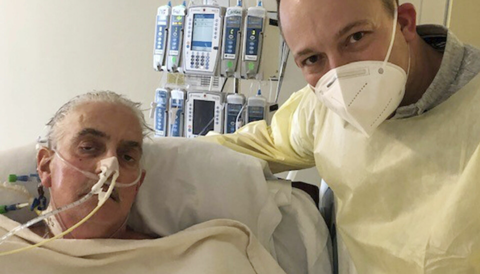 David Bennett senior (t.v.) sammen med sin sønn fem dager etter den historiske transplantasjonen som fant sted i delstaten Maryland i begynnelsen av januar.