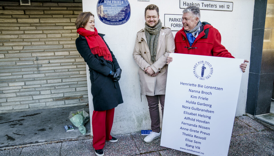 Kultur- og likestillingsminister Anette Trettebergstuen mener at arbeidsgivere må ha likere forventninger til kvinnelige og mannlige ansatte. Her er hun under avdukingen av tolv skilt til ære for fortjenstfulle kvinner på kvinnedagen i år sammen med leder Inge Alexander Gjestvang i Fri og generalsekretær Ole Rikard Høisæther i Oslo Byes Vel.