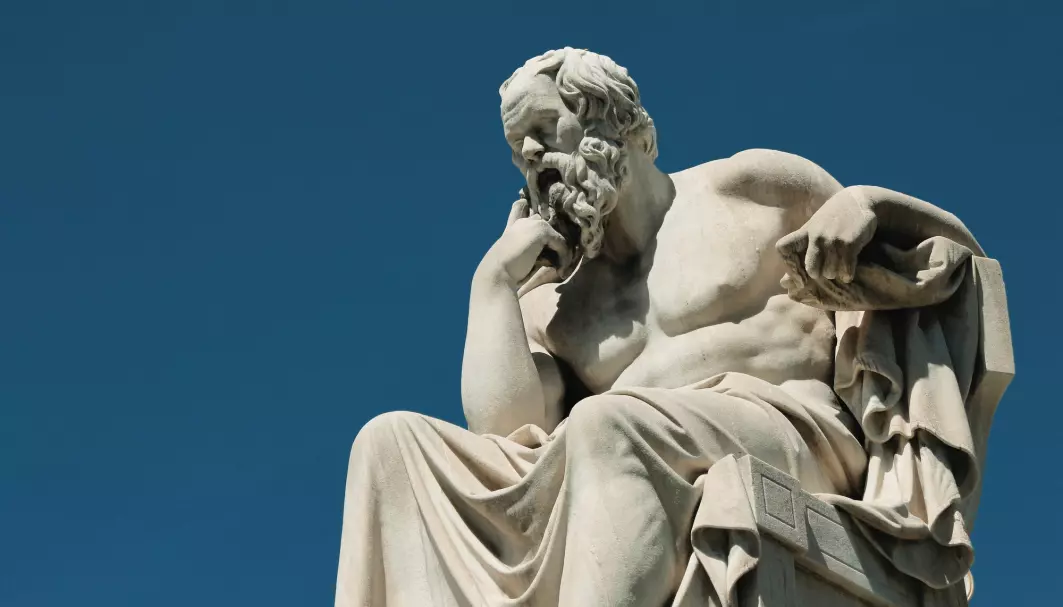 Moderne filosofer er tilsynelatende uenige om mye. Her sitter en statue av filosofen Sokrates og grubler i Athen.
